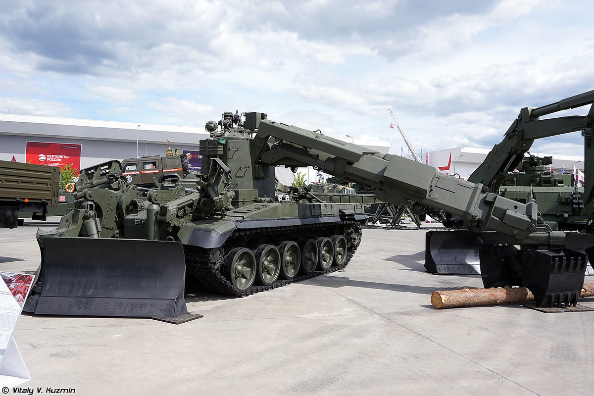 IMR-3M được sử dụng để dọn vật cản như đất cát trên chiến trường, cũng như quét mìn của đối phương. Xe sẽ được điều đi trước dọn đường cho bộ binh, lính nhảy dù để làm sạch các chướng ngại vật như đá, cây, lấp hào và cày xới phá mìn. Hệ thống vũ khí trên xe sẽ kiêm luôn khả năng chiến đấu khi cần thiết. Nguồn ảnh: Vitaly-Kuzmin