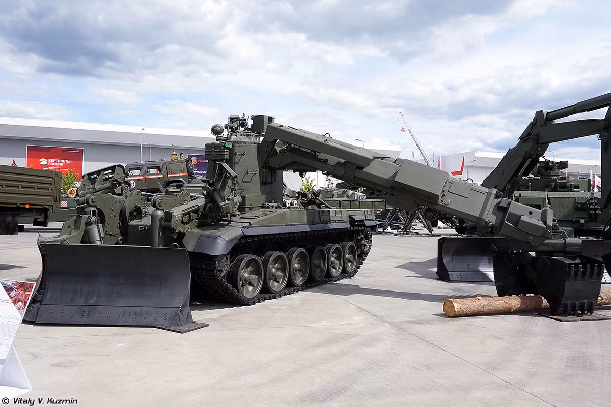 IMR-3M được sử dụng để dọn vật cản như đất cát trên chiến trường, cũng như quét mìn của đối phương. Xe sẽ được điều đi trước dọn đường cho bộ binh, lính nhảy dù để làm sạch các chướng ngại vật như đá, cây, lấp hào và cày xới phá mìn. Hệ thống vũ khí trên xe sẽ kiêm luôn khả năng chiến đấu khi cần thiết. Nguồn ảnh: Vitaly-Kuzmin