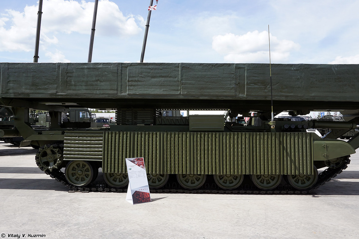 Trong ảnh là xe bắc cầu bọc thép MTU-2020 dựa trên khung gầm xe tăng chủ lực T-90A. Phương tiện này có tốc độ di chuyển 60km/h, có thể tạo nên cây cầu dài tới 27m và chịu trọng tải 60 tấn. Nguồn ảnh: Vitaly-Kuzmin