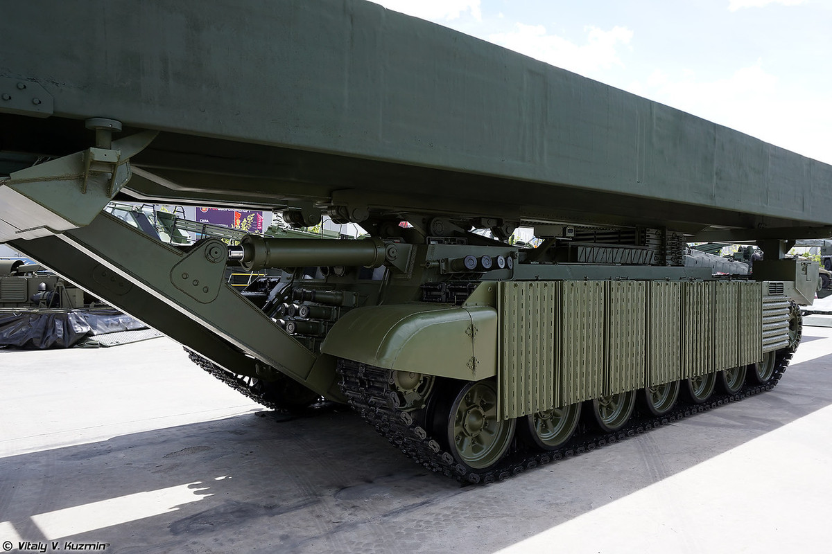 Trong khuôn khổ Diễn đàn Quân sự - Kỹ thuật Army 2019, các công ty công nghiệp quốc phòng Nga giới thiệu hàng loạt các thế hệ cầu phao, cầu cơ giới, xe công trình, xe ủi dành cho lực lượng công binh trong chiến tranh hiện đại. Nguồn ảnh: Vitaly-Kuzmin