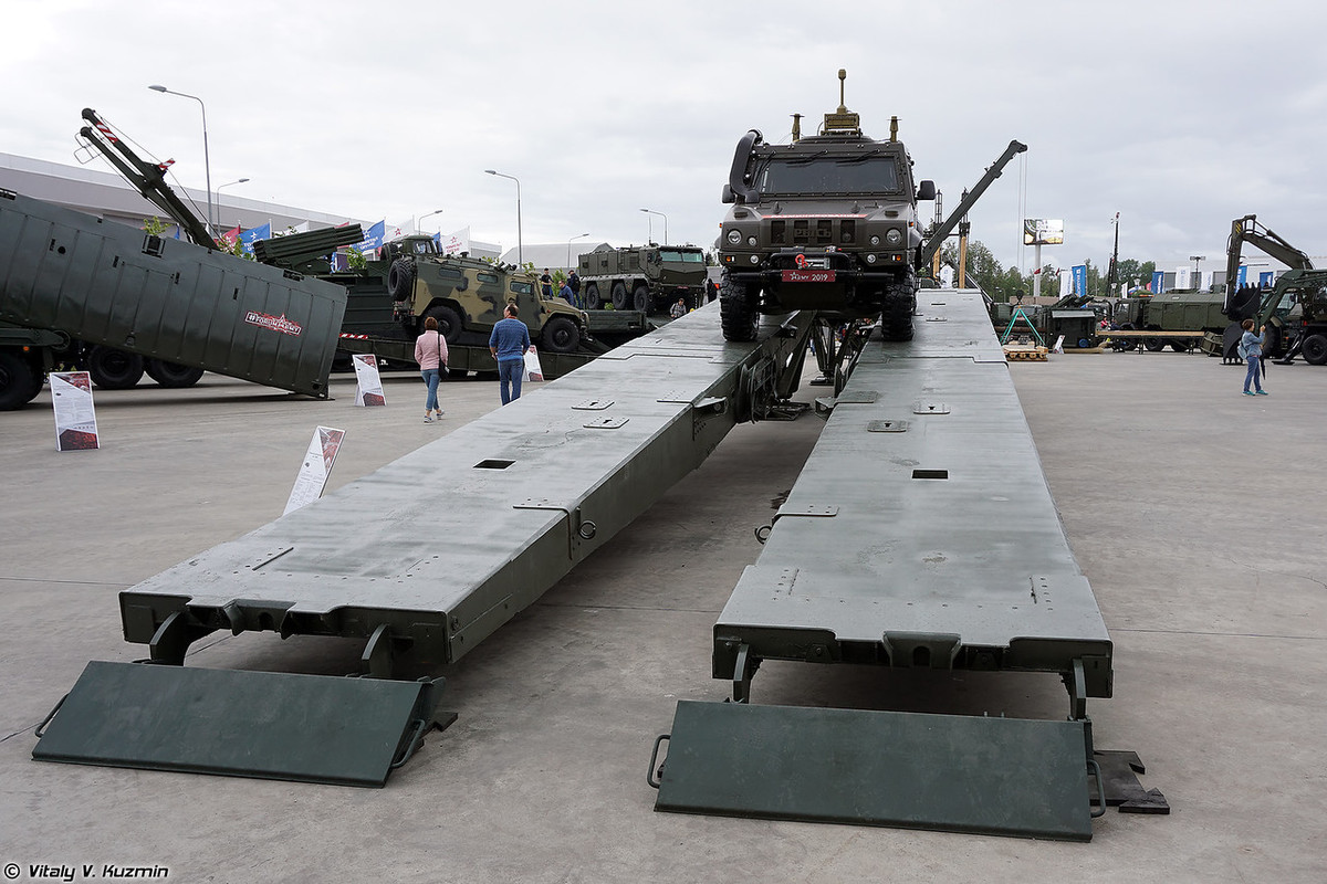 Đây là phiên bản nâng cấp thế hệ mới nhất từ hệ thống TMM-3M mà Việt Nam đã mua và trang bị cho công. Bộ khí tài mới này có thể tạo ra cây cầu dài 42m, tải trọng 60 tấn cho các phương tiện cơ giới như xe tăng, thiết giáp di chuyển. Nguồn ảnh: Vitaly-Kuzmin