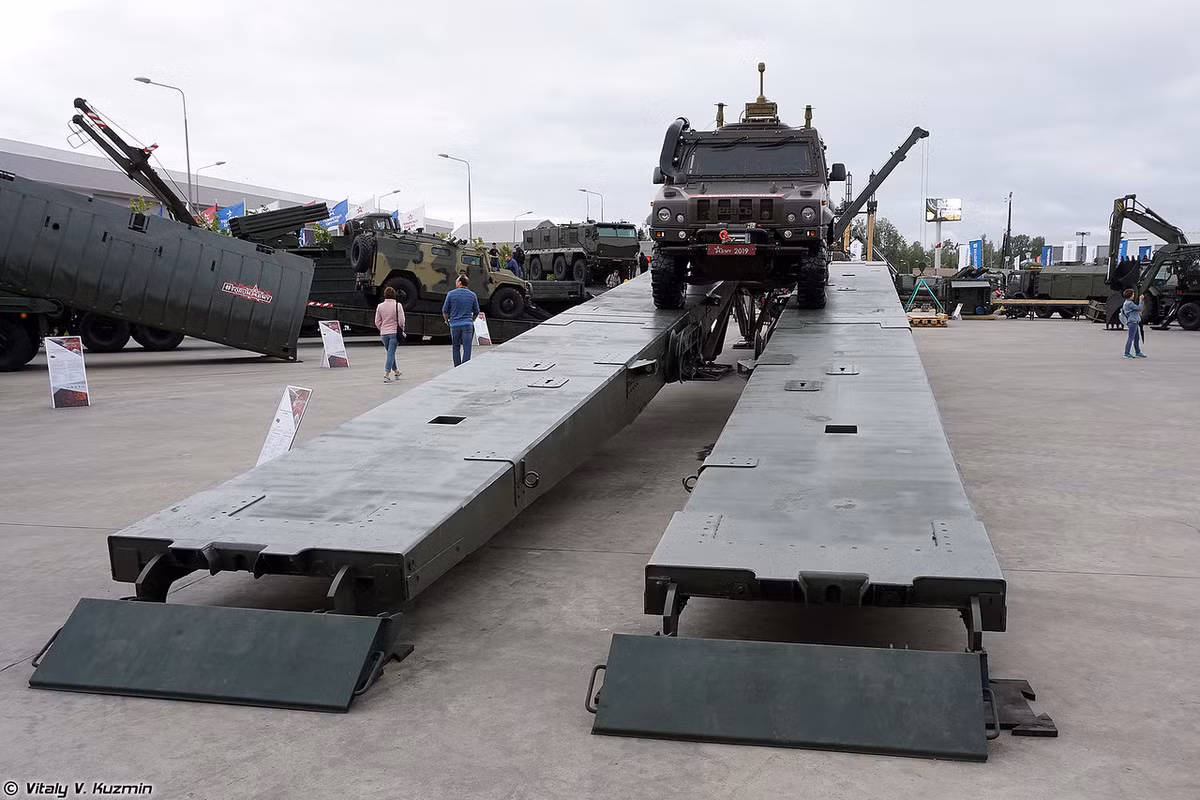 Đây là phiên bản nâng cấp thế hệ mới nhất từ hệ thống TMM-3M mà Việt Nam đã mua và trang bị cho công. Bộ khí tài mới này có thể tạo ra cây cầu dài 42m, tải trọng 60 tấn cho các phương tiện cơ giới như xe tăng, thiết giáp di chuyển. Nguồn ảnh: Vitaly-Kuzmin