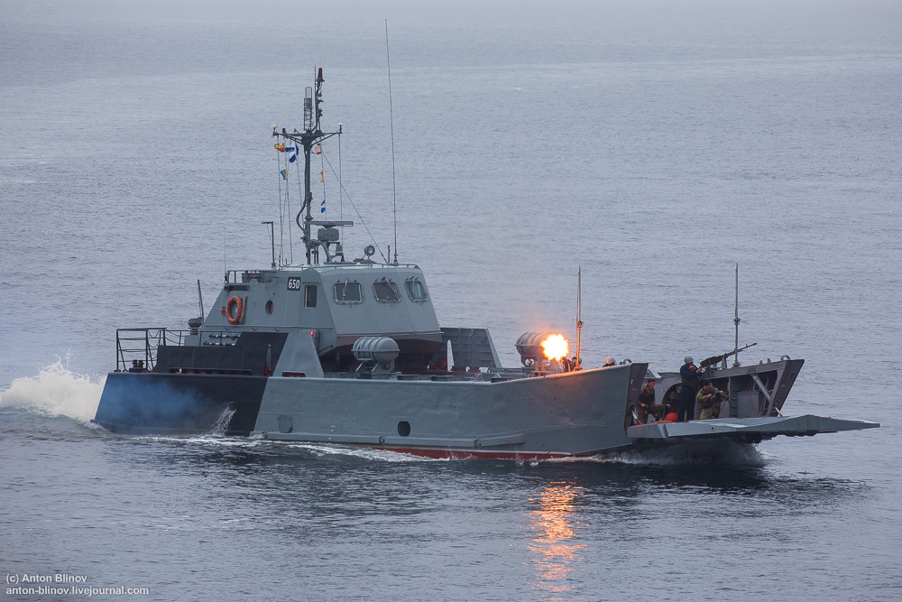 Các binh sĩ hải quân đánh bộ xả đạn AK trên boong tàu đổ bộ nhỏ 99 tấn lớp Serna. Ảnh: Anton-Blinov