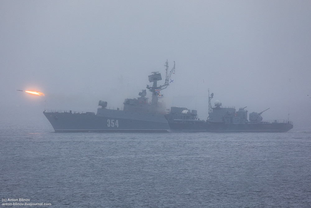 Tàu chống ngầm Primorsk (354) trình diễn phóng bom phản lực săn ngầm RBU-6000. Ảnh: Anton-Blinov