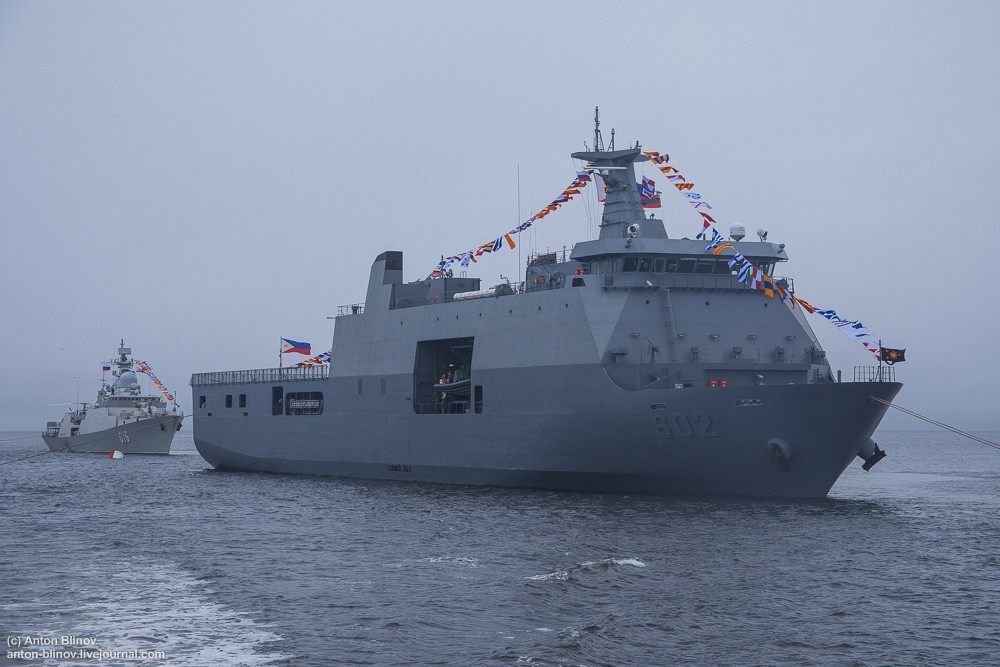 Đứng trước tàu 016 là tàu đổ bộ lớn BRP Davao del Sur của Hải quân Philippines. Ảnh: Anton-Blinov