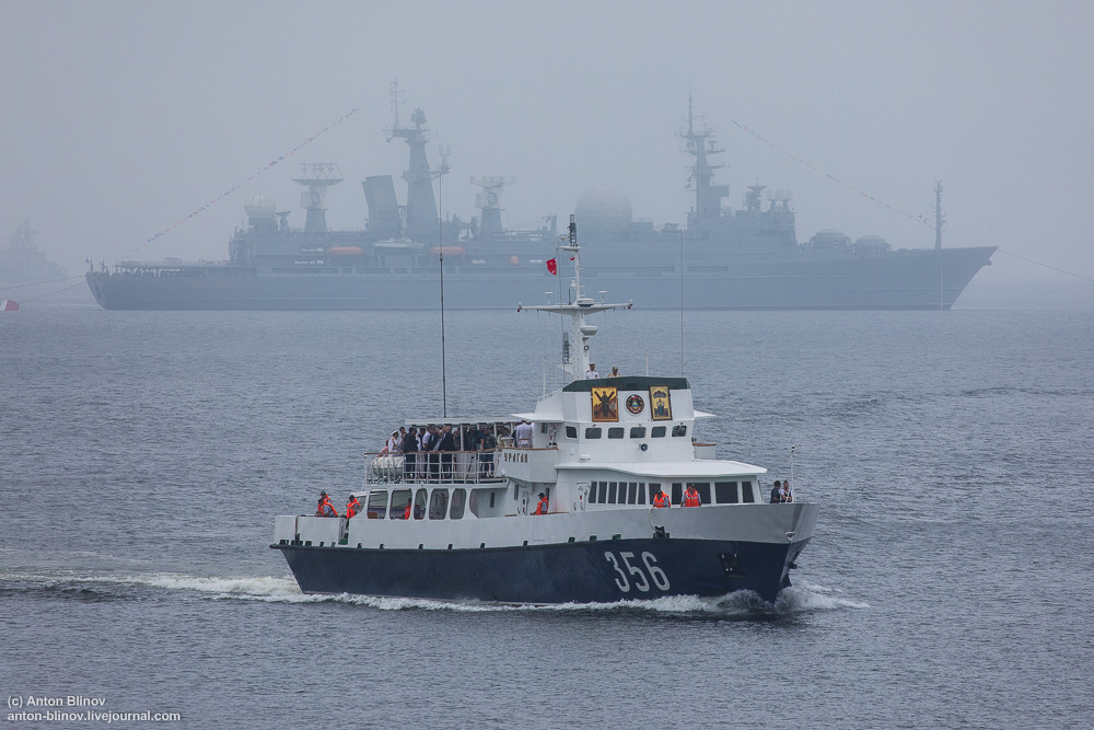 Tàu chở sĩ quan chỉ huy duyệt binh cùng các khách mời quốc tế tham gia kỷ niệm ngày truyền thống Hải quân Nga. Ảnh: Anton-Blinov