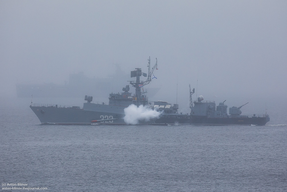 Trong khuôn khổ cuộc duyệt binh, các tàu chiến Hải quân Nga còn tiến hành diễn tập biểu diễn khả năng chiến đấu. Trong ảnh, tàu chống ngầm Metel (323) phóng ngư lôi 553mm. Ảnh: Anton-Blinov