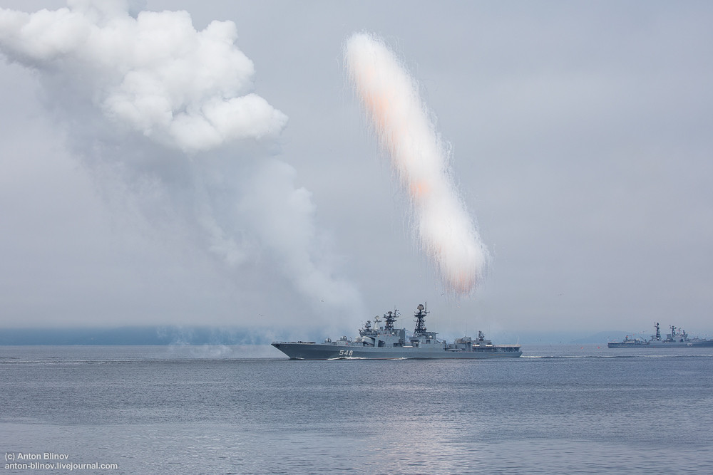 Tàu chống ngầm lớn nhất thế giới mang tên Đô đốc Panteleyev (548) biểu diễn phóng hệ thống mồi bẫy nhiệt. Hệ thống mồi bẫy như nhưng chùm pháo hoa chào mừng ngày truyền thống Hải quân Nga. Ảnh: Anton-Blinov