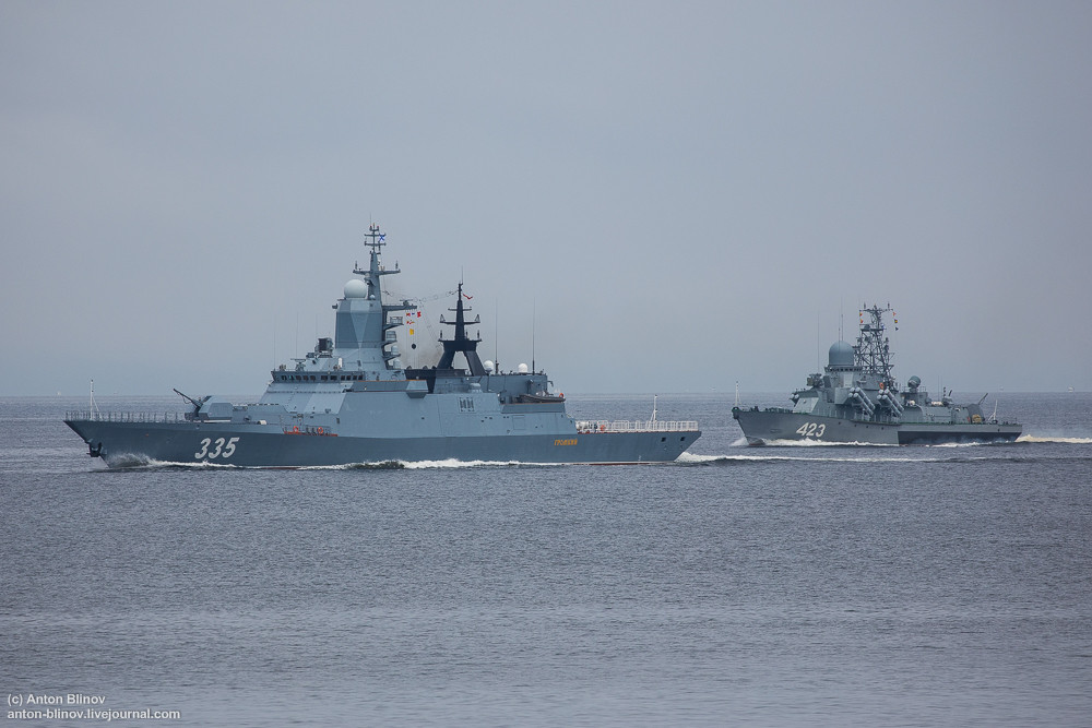 Tàu hộ vệ tên lửa đa năng Gromkiy (335) và tàu tên lửa tấn công nhanh Smerch. Lưu ý, Smerch vốn là tàu tên lửa đề án 1234 Nanuchka, con tàu này vừa trải qua hiện đại hóa thay thế tên lửa P-120 Malakhit bằng Kh-35 Uran. Ảnh: Anton-Blinov