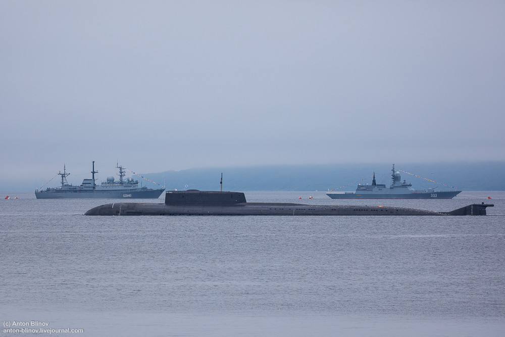 Tàu ngầm hạt nhân trang bị tên lửa hành trình Omsk "sừng sững" giữa mặt nước Vladivostok. Ảnh: Anton-Blinov