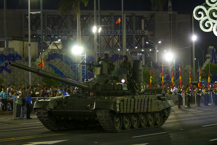 Xe tăng chủ lực T-72B1MS "Đại bàng trắng" mà Nga thiết kế riêng cho Nicaragua với những nâng cấp đáng giá ở hệ thống điều khiển hỏa lực. Trong ảnh, có thể thấy một "cột trụ" nhô lên trên tháp pháo, đó là kính ngắm toàn cảnh PKP-72 "Mắt ưng" với kính ngắm hồng ngoại thế hệ 3. Ảnh: dambiev