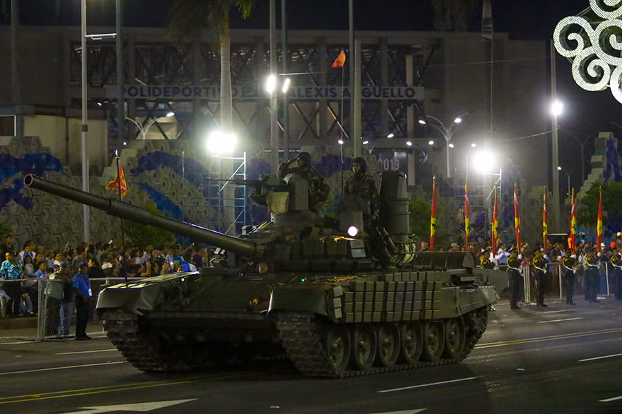 Xe tăng chủ lực T-72B1MS "Đại bàng trắng" mà Nga thiết kế riêng cho Nicaragua với những nâng cấp đáng giá ở hệ thống điều khiển hỏa lực. Trong ảnh, có thể thấy một "cột trụ" nhô lên trên tháp pháo, đó là kính ngắm toàn cảnh PKP-72 "Mắt ưng" với kính ngắm hồng ngoại thế hệ 3. Ảnh: dambiev