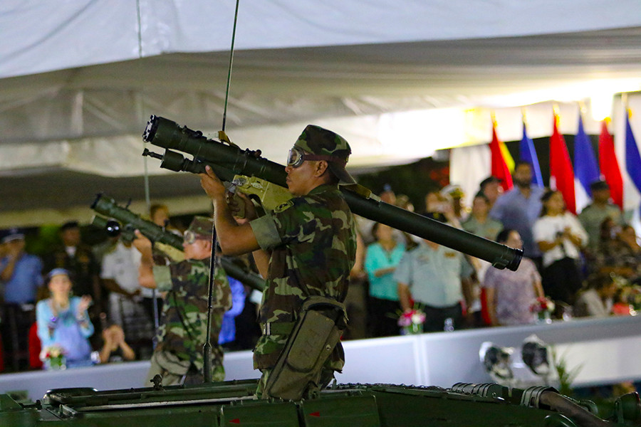 Binh sĩ duyệt binh với tên lửa phòng không vác vai Igla. Ảnh: dambiev