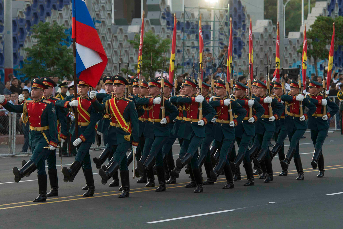 Đáng chú ý, trong đội hình duyệt binh của Nicaragua có sự xuất hiện của một trung đội tiêu binh Nga. Đó là khách mời và cũng là sự biểu thị cho quan hệ nồng ấm giữa Managua và Moscow. Ảnh: dambiev