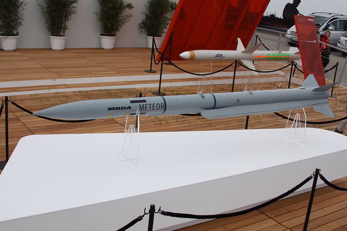 Meteor (dịch ra nghĩa là “sao băng”) là tên lửa không đối không tầm nhìn do Tập đoàn MBDA phát triển và đưa vào sử dụng từ năm 2016 tới nay. Nó được thiết kế để có khả năng chống các mục tiêu cơ động cao như máy bay chiến đấu chiến thuật, UAV, tên lửa hành trình trong môi trường bị gây nhiễu mạnh. Nguồn: Wikipedia