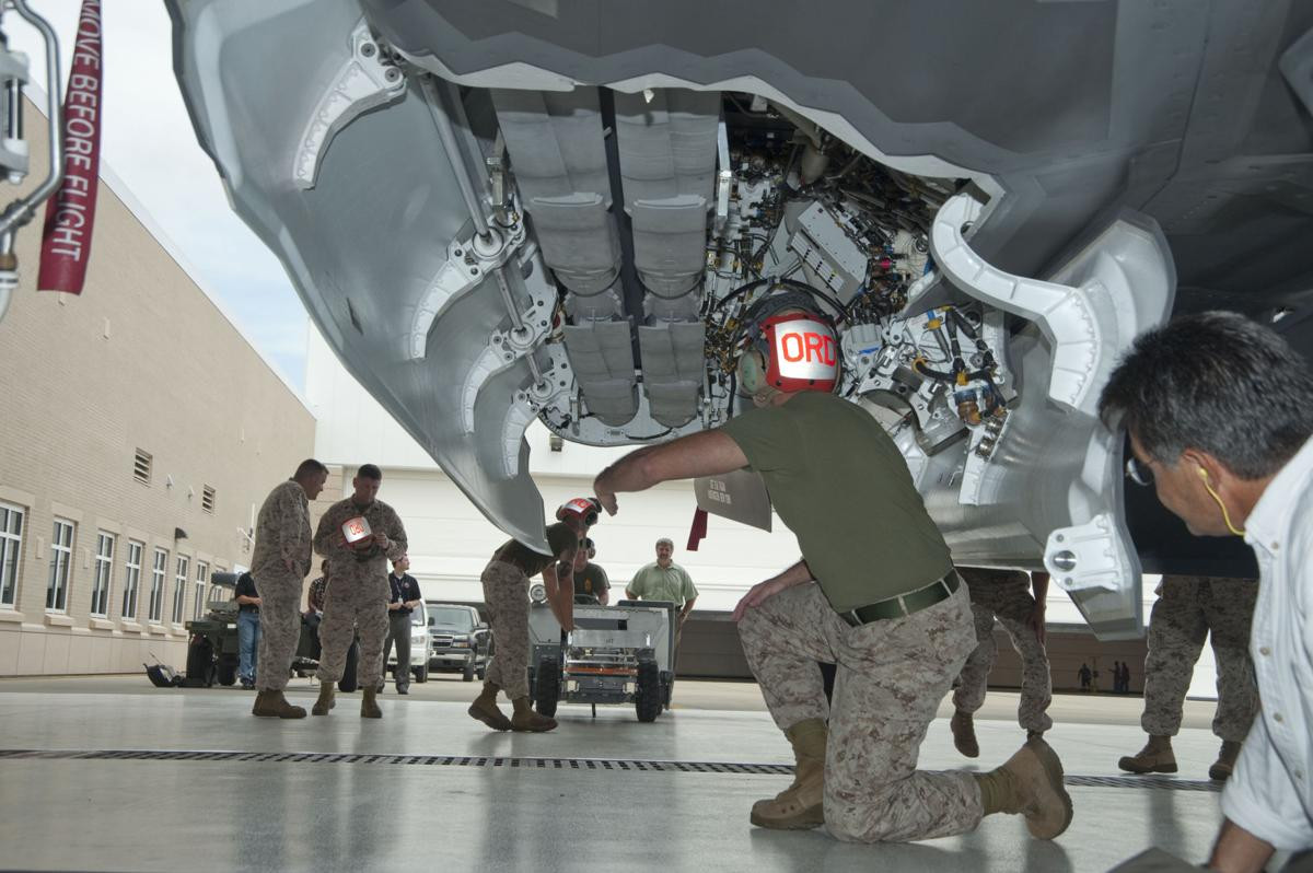 Một trong các yêu cầu của quá trình tích hợp này là cả hai đều phải mang được trong khoang bom của máy bay F-35 nhằm duy trì khả năng phản xạ sóng radar mức thấp nhất. Dự kiến, việc tích hợp sẽ hoàn thành vào năm 2025. Nguồn: Wikipedia