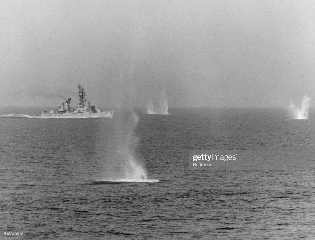 Tất nhiên là chiến dịch “Rồng biển” diễn ra không phải là “dễ như trở bàn tay”, lực lượng vũ trang miền Bắc Việt Nam chiến đấu đánh trả kiên cường mọi tàu chiến Mỹ áp sát bờ 20-30km bằng pháo bờ biển. Tính tới khi kết thúc chiến dịch tháng 10/1968, Mỹ thừa nhận có 29 tàu chiến bị hư hại do hỏa lực pháo bờ biển miền Bắc Việt Nam, 31 thủy thủ thương vong. Ảnh: Pháo binh miền Bắc Việt Nam oanh tạc dữ dội khu trục hạm USS Lynde McCormick (DDG 8) của Mỹ khi con tàu này vào đánh phá bờ biển. Ảnh: Getty Images