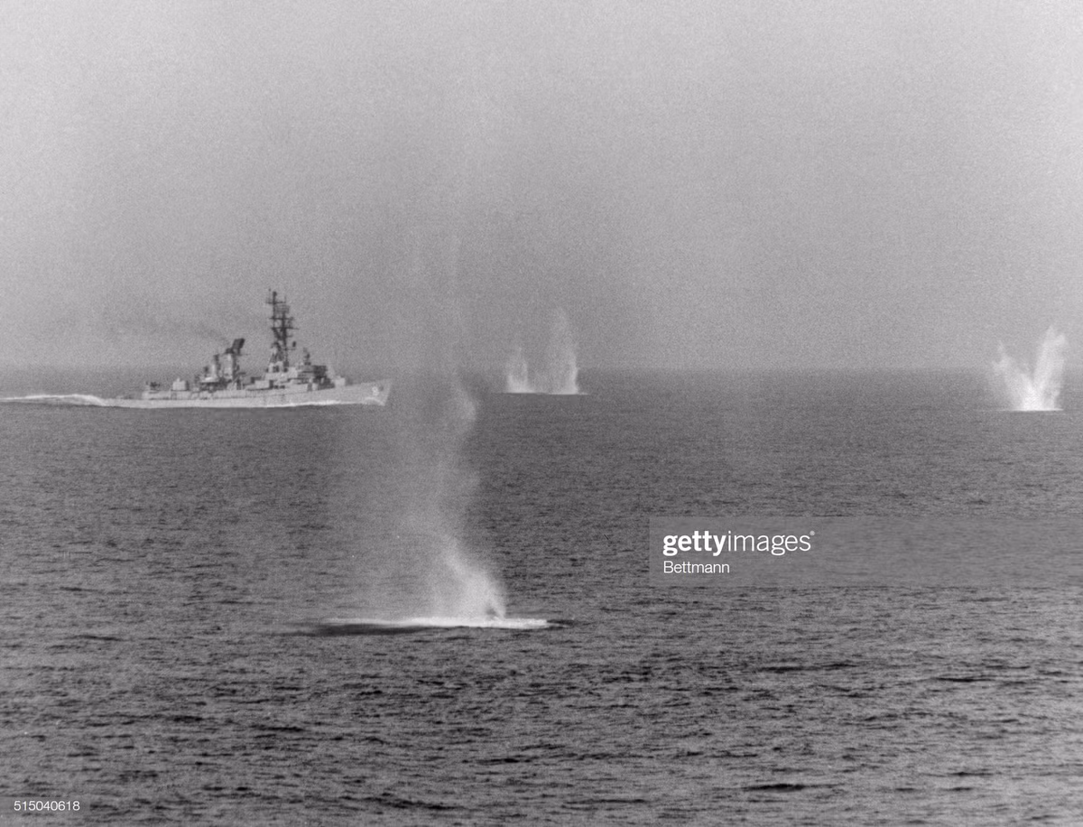 Tất nhiên là chiến dịch “Rồng biển” diễn ra không phải là “dễ như trở bàn tay”, lực lượng vũ trang miền Bắc Việt Nam chiến đấu đánh trả kiên cường mọi tàu chiến Mỹ áp sát bờ 20-30km bằng pháo bờ biển. Tính tới khi kết thúc chiến dịch tháng 10/1968, Mỹ thừa nhận có 29 tàu chiến bị hư hại do hỏa lực pháo bờ biển miền Bắc Việt Nam, 31 thủy thủ thương vong. Ảnh: Pháo binh miền Bắc Việt Nam oanh tạc dữ dội khu trục hạm USS Lynde McCormick (DDG 8) của Mỹ khi con tàu này vào đánh phá bờ biển. Ảnh: Getty Images