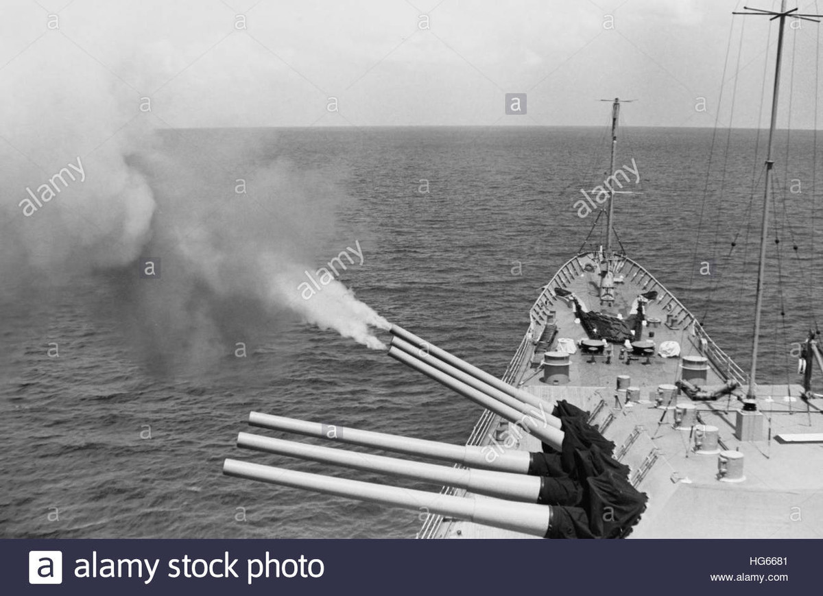 Ngày mở đầu chiến dịch "Rồng biển" vào 25/10/1966 khi các tàu khu trục USS Mansfield (DD-728) và USS Hanson (DD-832) thuộc Hạm đội 7 bắt đầu bắn phá bờ biển tỉnh Quảng Trị. Trong ảnh, tuần dương hạm hạng nặng USS Canbberaa (CAG-2) nã pháo dữ dội nhắm mục tiêu ven bờ miền Bắc Việt Nam, ngày 20/5/1967. Ảnh: Alamy