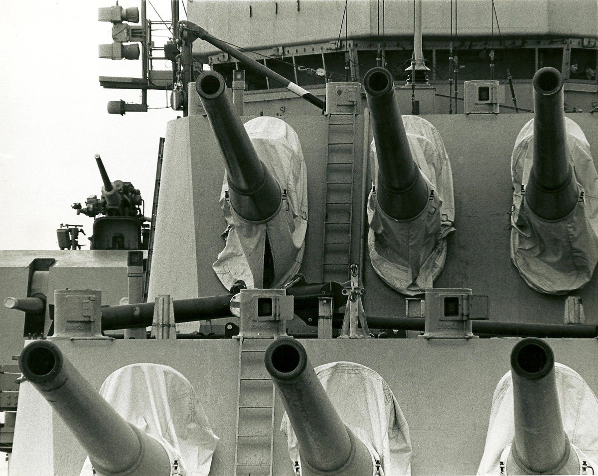 6 khẩu pháo hạng nặng 203mm trên tuần dương hạm USS Canberra (CA-70) đã được sử dụng "hết công suất", bắn hàng nghìn viên đạn vào bờ biển Việt Nam giai đoạn 1966-1968. Loại pháo này bắn đi những viên đạn nặng hơn 100kg, tầm bắn trên 27km. Ảnh: Pinimg