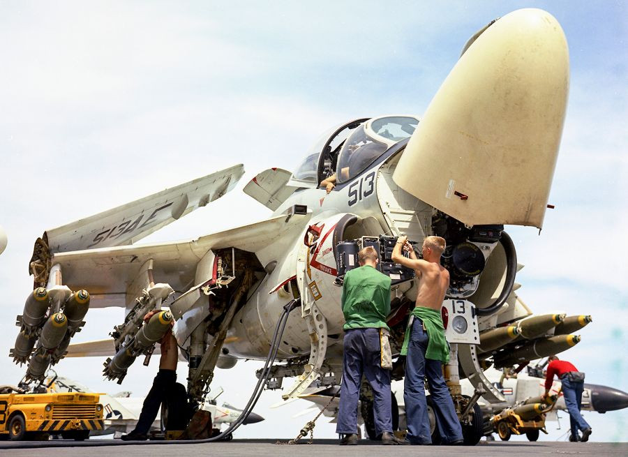 Một máy bay cường kích A-6A Intruder đang được kiểm tra kỹ thuật trên tàu sân bay USS America trước khi thực hiện phi vụ không kích thị xã Đồng Hới, Quảng Bình, tháng 7/1968. Ảnh: Stars and Stripes