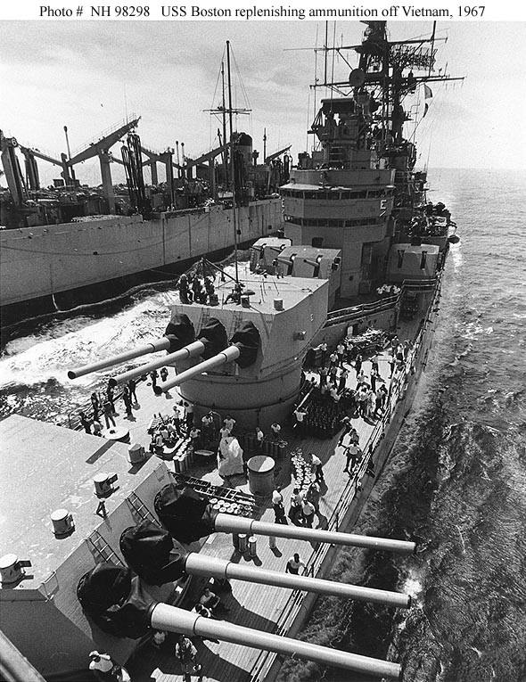 Tuần dương hạm hạng nặng USS Boston đang được tiếp thêm đạn dược, năm 1967. Theo các tài liệu của Mỹ, trong thời gian tham gia chiến dịch "Rồng biển", con tàu bắn hàng nghìn viên đạn 200mm và 130mm vào bờ biển miền Bắc Việt Nam. Ảnh: Ibiblio