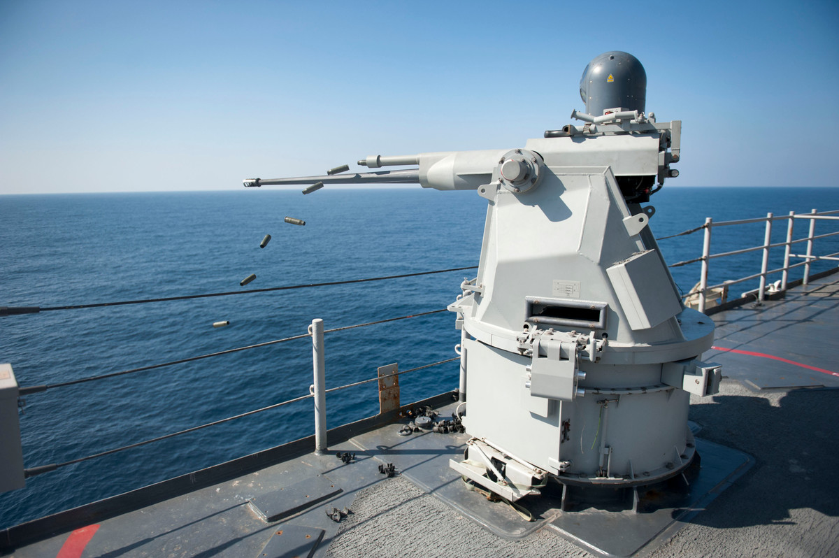 Hỏa lực có một khẩu pháo tự động Mk 38 25mm và hai khẩu đại liên M2 12,7mm. Thường vũ khí trên tàu tuần duyên hay bị Mỹ rút bỏ khi chuyển giao cho đối tác, nhưng với trường hợp tàu Island thì có thể vẫn được giữ nguyên. Nguồn ảnh: Wikipedia