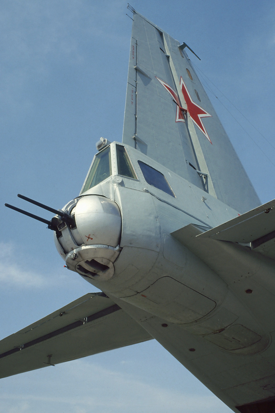 An-12 cũng được trang bị vũ khí với tháp pháo đuôi trang bị hai khẩu NR-23 23mm. Nguồn ảnh: Wikipedia