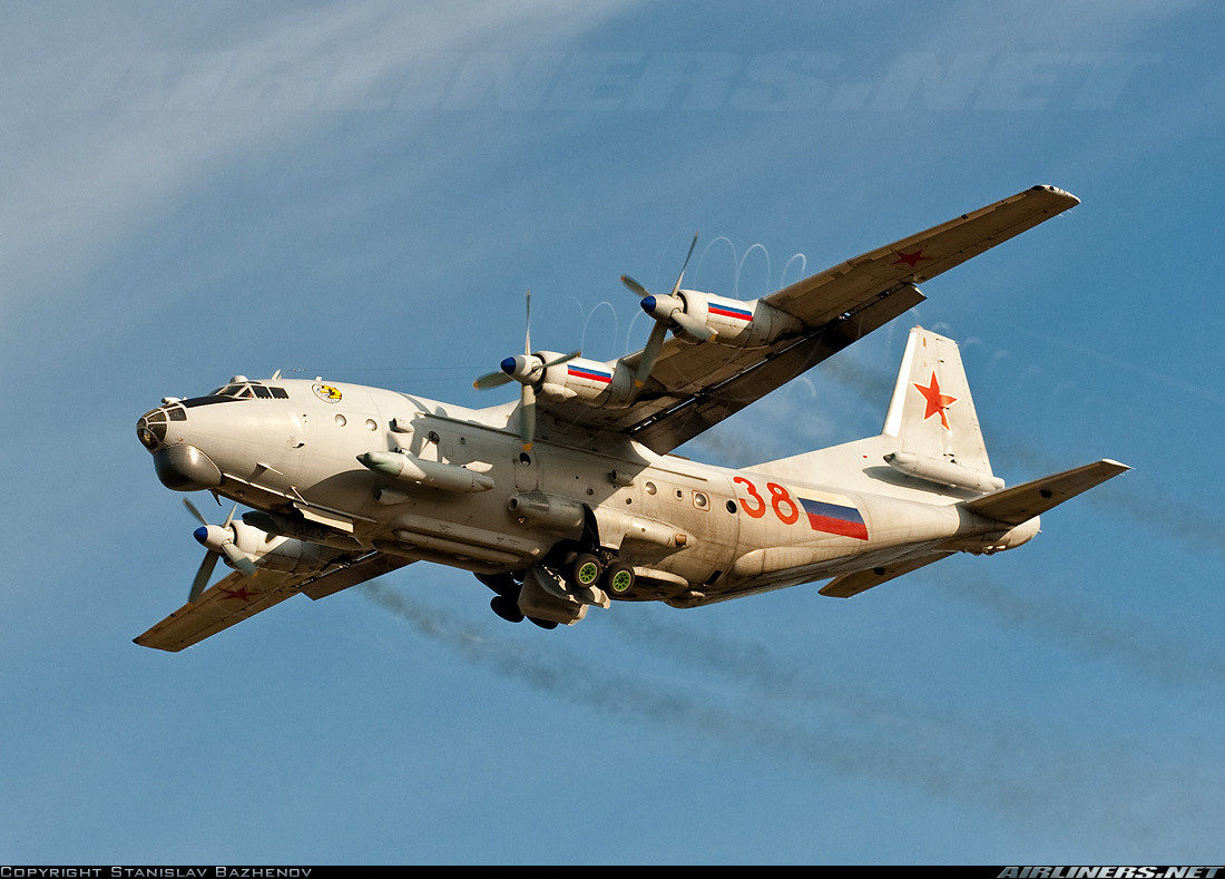 Ngoài vai trò là máy bay vận tải, An-12 còn được sử dụng cho vai trò tác chiến điện tử (phiên bản AN-12BK-IS, An-12BK-PPS); như một máy bay ném bom (An-12BKV); thí nghiệm hệ thống tên lửa chống radar (An-12BL); trinh sát môi trường xạ - sinh - hóa (An-12RR); tiếp nhiên liệu (An-12TP-2)... Nguồn ảnh: Airliners.net