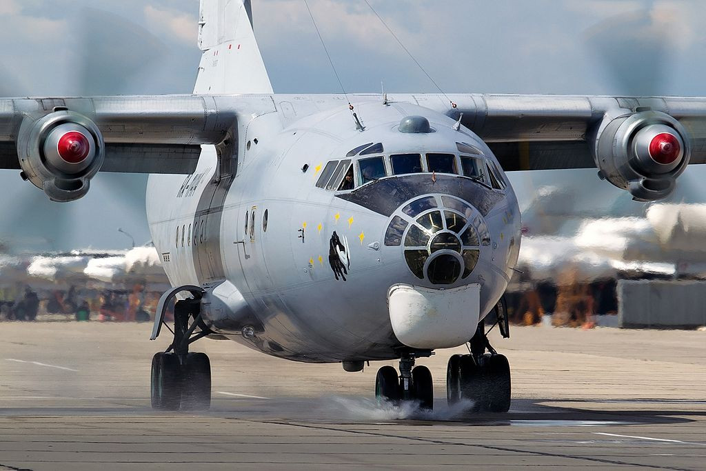 Antonov An-12 được đưa vào phục vụ năm 1959, gần như cùng thời điểm với C-130 Hercules, xét quan hệ Mỹ - Xô lúc bấy giờ thì An-12 giống như được sinh ra để cạnh tranh với C-130. Dẫu vậy, tới hôm nay trong khi C-130 vẫn "trường tồn" và vẫn được ưa chuộng khắp nơi thì An-12 lại không được trọng dụng và tin tưởng tới vậy. Dây chuyền sản xuất dòng máy bay này đã ngừng lại từ năm 1973, tới nay đa số máy bay sắp hết niên hạn sử dụng. Nguồn ảnh: Wikipedia