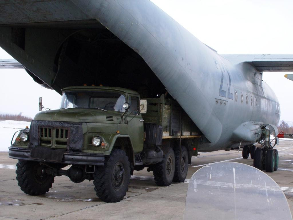 Theo tính toán của nhà thiết kế, nó có khả năng chở đến 2 xe thiết giáp đổ bộ đường không BMD-1. Trong ảnh, một xe tải Ural rời khoang hàng máy bay An-12. Nguồn ảnh: Wikipedia