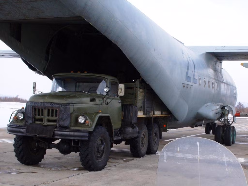 Theo tính toán của nhà thiết kế, nó có khả năng chở đến 2 xe thiết giáp đổ bộ đường không BMD-1. Trong ảnh, một xe tải Ural rời khoang hàng máy bay An-12. Nguồn ảnh: Wikipedia