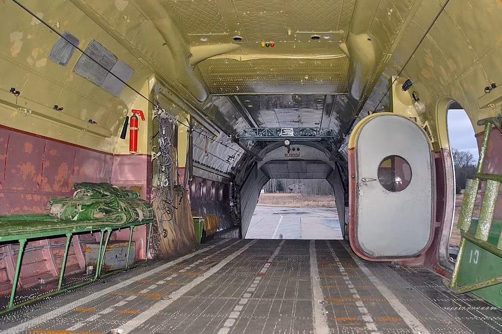 Tải trọng của An-12 khoảng 20 tấn - thua kém hẳn so với C-130 (30 tấn). Dẫu vậy, thế cũng là đủ để An-12 đáp ứng nhiều “kiện hàng nặng” ví như xe thiết giáp, xe tải. Nguồn ảnh: Wikipedia