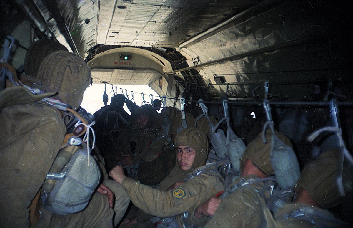 Trong nhiệm vụ chở quân, An-12 có thể chuyên chở đến 60 lính dù cùng đầy đủ trang bị phục vụ cho chiến dịch đổ bộ đường không. Nguồn ảnh: Wikipedia