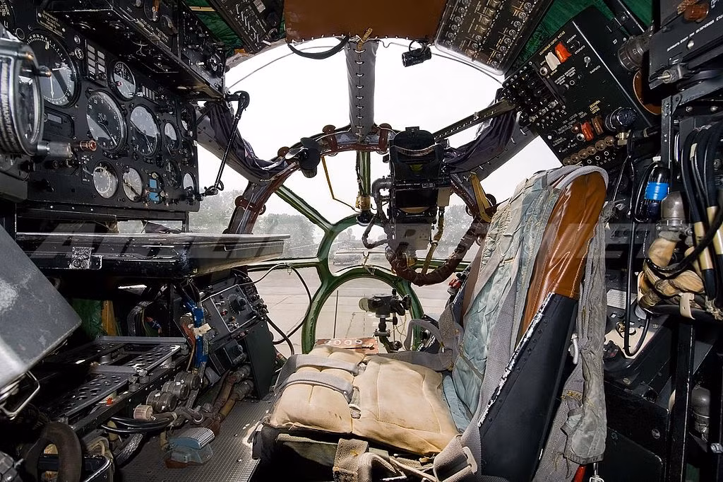 Hoa tiêu và điện đài sẽ ngồi ở cabin phía dưới với phần mũi bọc kính. Nguồn ảnh: Wikipedia