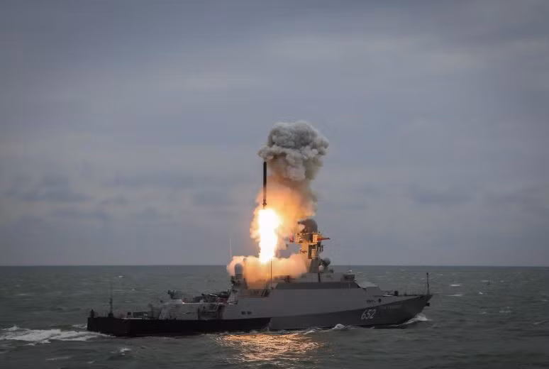 Tuy bé bỏng nhưng hỏa lực của Buyan-M rất đáng sợ, nó có khả năng triển khai 8 tên lửa hành trình Kalibr hoặc P-800 Oniks. Lớp tàu này đã từng được sử dụng để không kích Syria khi nó hoạt động trên biển Caspian bằng tên lửa 3M-14T Kalibr có tầm phóng 1.500-2.000km. Nguồn ảnh: Zvezda