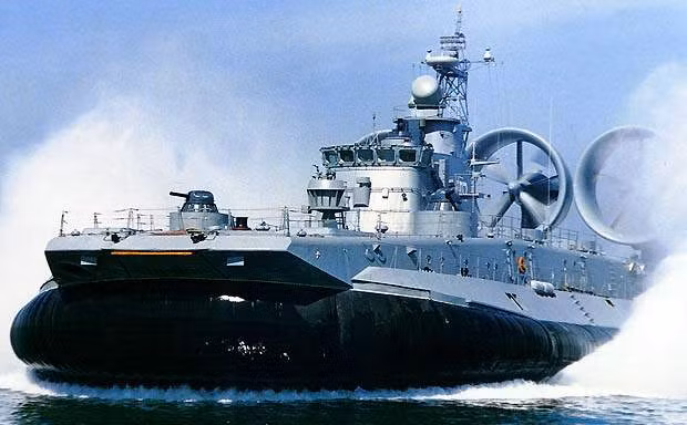 Chi mat tau chien nguy hiem khong kem tau san bay cua Trung Quoc-Hinh-2