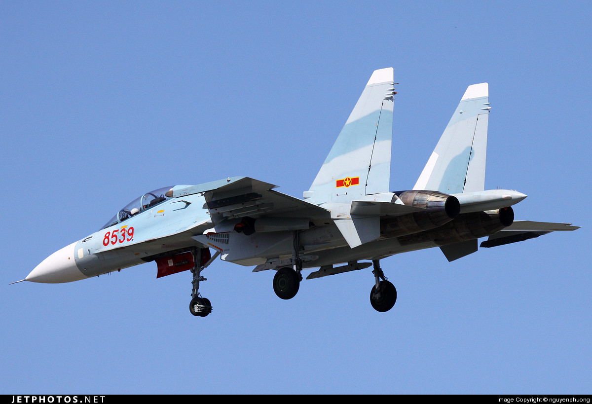 Về tải trọng vũ khí, Su-30SM và Su-30MK2 cùng mang được 8 tấn với 12 điểm treo trên cánh và thân cho phép triển khai đa dạng các loại bom, tên lửa, rocket làm nhiệm vụ không đối không, không đối đất và cả không đối hải. Nguồn ảnh: Jetphotos.net