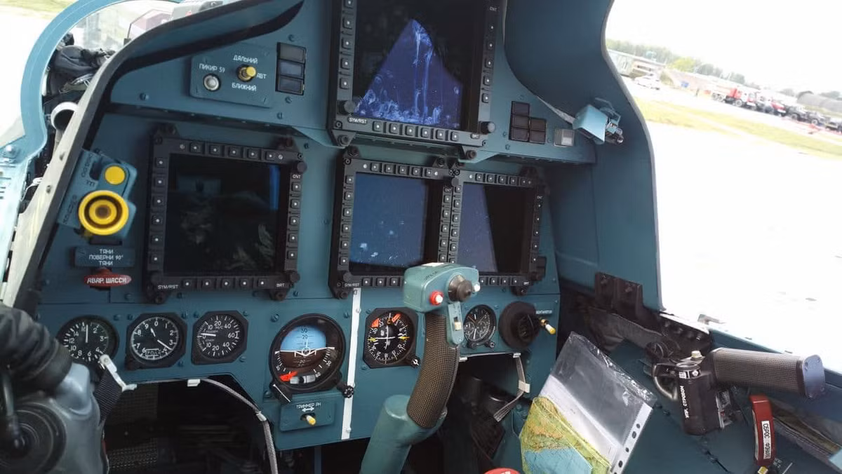 Hệ thống điện tử của máy bay Su-30SM cũng hiện đại hơn hẳn không chỉ so với Su-30MK2 của Việt Nam mà cả Trung Quốc hay là Indonesia, Venezuela. Nguồn ảnh: Pinterest