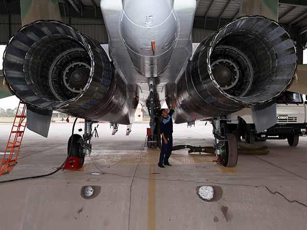 Su-30MK2 của Việt Nam thì dĩ nhiên không có AL-31FP, chúng ta chỉ có AL-31F không có kiểm soát véc tơ lực đẩy. Dẫu vậy, tốc độ tối đa, tốc độ leo cao hay một số tính năng bay khác của Su-30MK2 thì vẫn rất tốt. Như đã biết, máy bay đạt tốc độ cực đại Mach 2 tức 2.120km/h, tầm bay 3.000km, vận tốc leo cao 230m/s. Nguồn ảnh: Báo PK-KQ