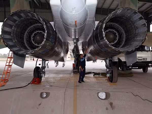 Su-30MK2 của Việt Nam thì dĩ nhiên không có AL-31FP, chúng ta chỉ có AL-31F không có kiểm soát véc tơ lực đẩy. Dẫu vậy, tốc độ tối đa, tốc độ leo cao hay một số tính năng bay khác của Su-30MK2 thì vẫn rất tốt. Như đã biết, máy bay đạt tốc độ cực đại Mach 2 tức 2.120km/h, tầm bay 3.000km, vận tốc leo cao 230m/s. Nguồn ảnh: Báo PK-KQ