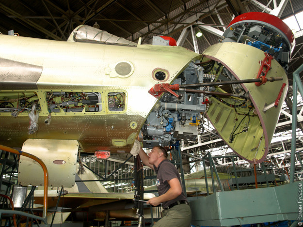 Loại radar của Su-30SM cũng rất mạnh - N011M Bars có tầm trinh sát tìm kiếm mục tiêu đến 400km, theo dõi 200km hoặc 60km bán cầu sau trong chế độ không đối không; phát hiện mục tiêu nhóm xe tăng cách 40-50km; mục tiêu tàu khu trục cách 80-120km; có thể theo dõi đồng thời 15 mục tiêu và dẫn tên lửa hạ tới 4 trong số đó cùng một lúc. Nguồn ảnh: English Russia