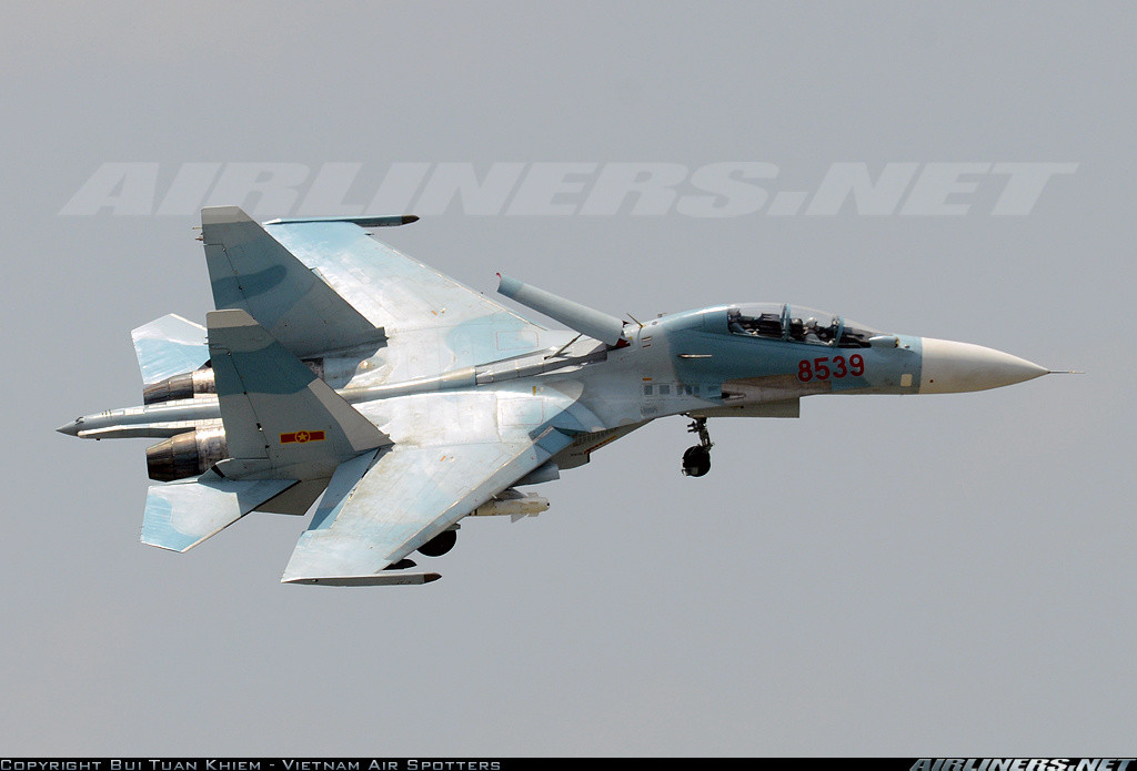 Nói chung, Su-30SM hiện đại hơn Su-30MK2 ở một số điểm, tất nhiên như vậy không có nghĩa Su-30MK2 lạc hậu, thật ra đây vẫn được coi là một trong những loại máy bay tiêm kích thế hệ 4 hàng đầu thế giới. Và chúng vẫn làm tốt tất cả mọi nhiệm vụ yêu cầu cao nhất của KQND Việt Nam. Hiện nay, Su-30MK2 vẫn được sản xuất và xuất khẩu đi nhiều quốc gia trên thế giới. Nguồn ảnh: Airliners.net