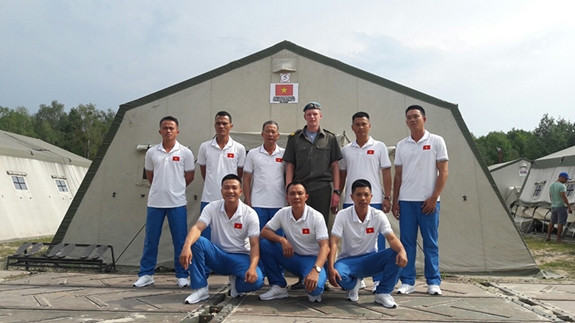 Sau lễ đón theo nghi lễ đón truyền thống tại sân bay, nước chủ nhà Belarus đã chu đáo bố trí xe dẫn đường đưa toàn bộ đội tuyển từ Minsk đến thao trường thi đấu thuộc Lữ đoàn Tác chiến đặc biệt số 38 của Belarus tại ngoại ô thành phố Brest, cách thủ đô 380km. Nguồn ảnh: QĐND