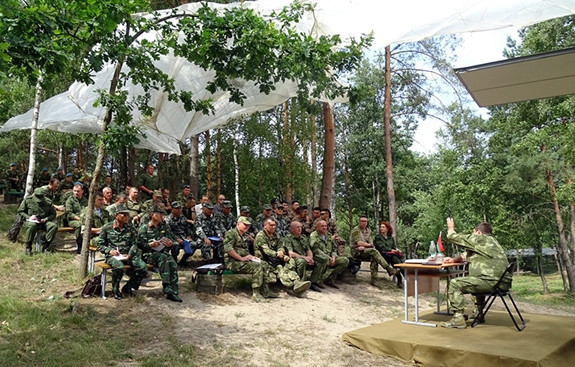 Đáng chú ý, kỳ thi tại Belarus sẽ sử dụng khẩu súng trường bắn tỉa SVD, súng ngắn K-59 và súng tiểu liên AK. Đây thực sự là tin vui cho tuyển Việt Nam so với các phần thi khác khi thường phải thi đấu với khí tài chưa có trong quân đội ta. Nguồn ảnh: QĐND