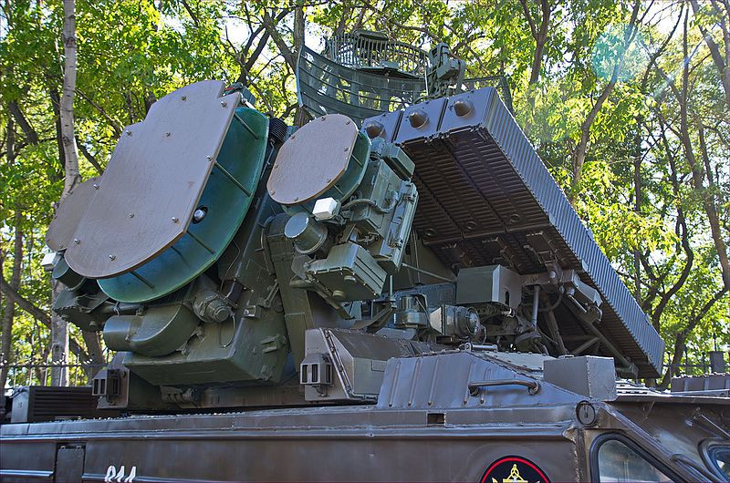 Cận cảnh cụm chiến đấu hệ thống kiểu cũ, nó được trang bị radar 1S51M3-2 với một anten lớn ở trung tâm có tầm trinh sát 20km làm nhiệm vụ thám sát và 2 anten nhỏ hai bên làm nhiệm vụ theo dõi dẫn đường tên lửa. Nguồn ảnh: Wikipedia