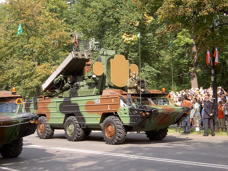 Trong ảnh là mẫu nguyên gốc tổ hợp tên lửa phòng không tầm thấp, cự ly ngắn, cơ động cao 9K33 Osa (NATO gọi là SA-8 Gecko) do Liên Xô sản xuất từ năm 1972, khoảng 1.200 xe chiến đấu đã được sản xuất tới tận năm 1988. Nguồn ảnh: Wikipedia