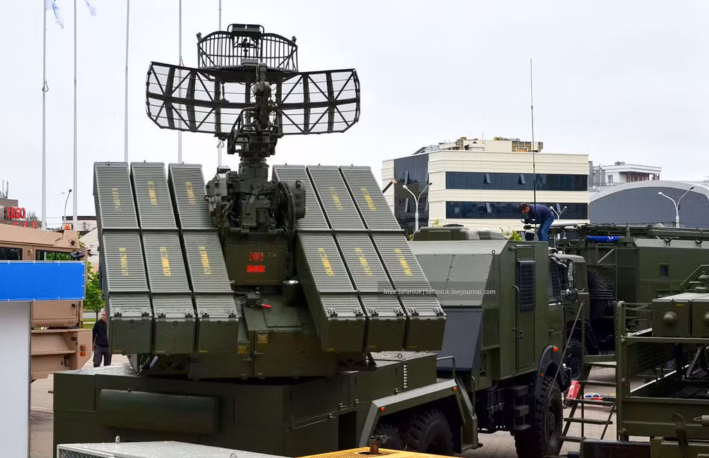 Theo nhà sản xuất, việc nâng cấp tổ hợp Osa được thực hiện theo hướng tăng hiệu quả và độ tin cậy của hệ thống. Họ cố gắng giải quyết vấn đề phạm vi phát hiện mục tiêu, cải thiện độ chính xác của xác định tọa độ mục tiêu. Trong khi tầm bắn của tên lửa hầu như không thể thay đổi. Nguồn ảnh: Bmpd