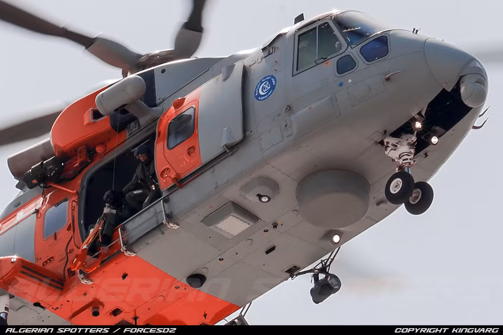 Hiện ngoài phiên bản cứu hộ cứu nạn trên biển, Leonardo còn cung cấp phiên bản săn ngầm AW101 với với hệ thống điện tử cực kỳ hiện đại gồm: radar thám sát biển Blue Kestrel 5000; hệ thống sonar thủy âm; hệ thống gây nhiễu điện tử... Không loại trừ khả năng việc Ba Lan có thể mua phiên bản này trong tương lai thay thế nốt các máy bay Mi-14 săn ngầm. Nguồn ảnh: Airliners.net