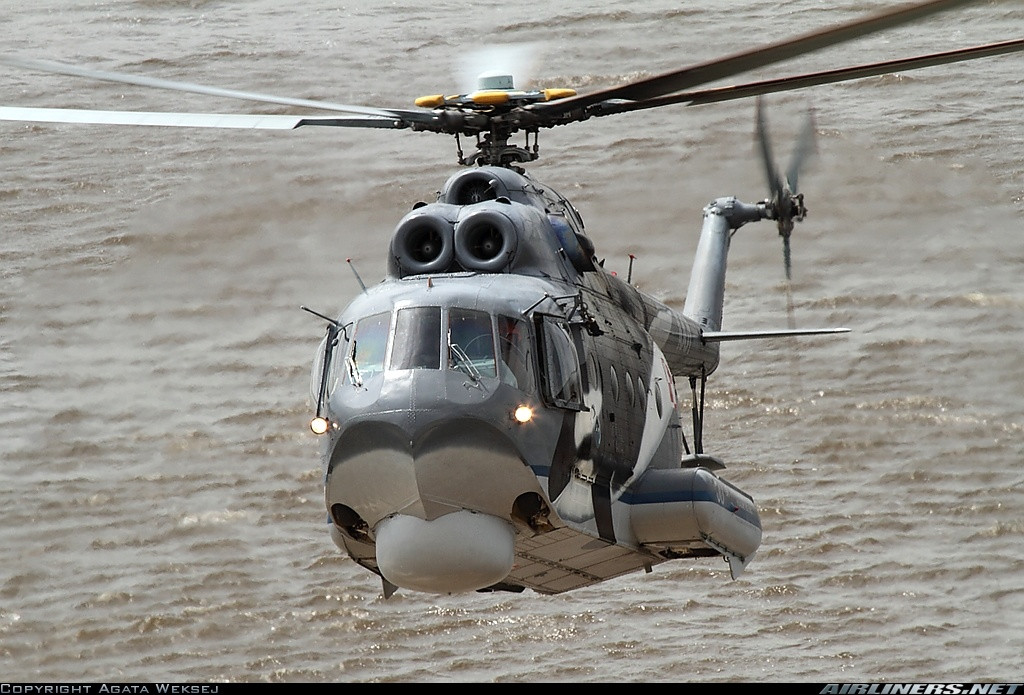 Ví dụ như dự trữ hành trình bay liên tục 5 tiếng đồng hồ hay phạm vi hoạt động của Mi-14 lên tới 1.100km. Phiên bản Mi-14PL mà Ba Lan đang dùng trang bị radar, sonar và các phao thủy âm kèm với khả năng mang được ngư lôi 400mm AT-1 hoặc APR-2. Nguồn ảnh: Airliners.net